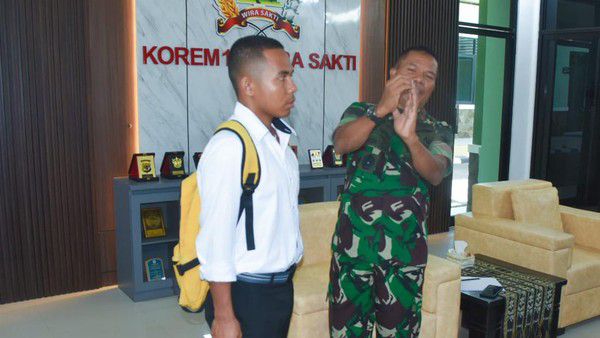 Joni Pemanjat Tiang Bendera Tidak Lolos, Janji Presiden Jokowi Jadi Sorotan