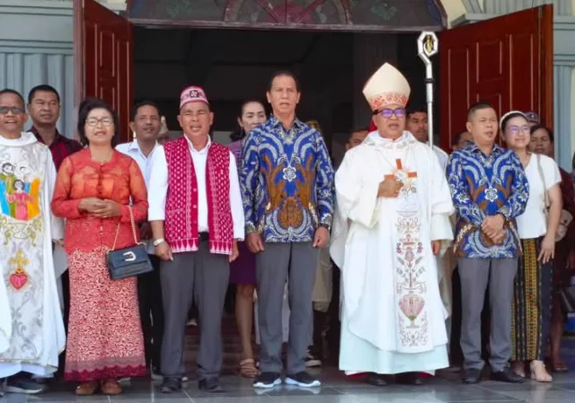 Pilkada Manggarai Memanas! Hanya Paslon 01 yang Hadir Lengkap di Misa Perutusan